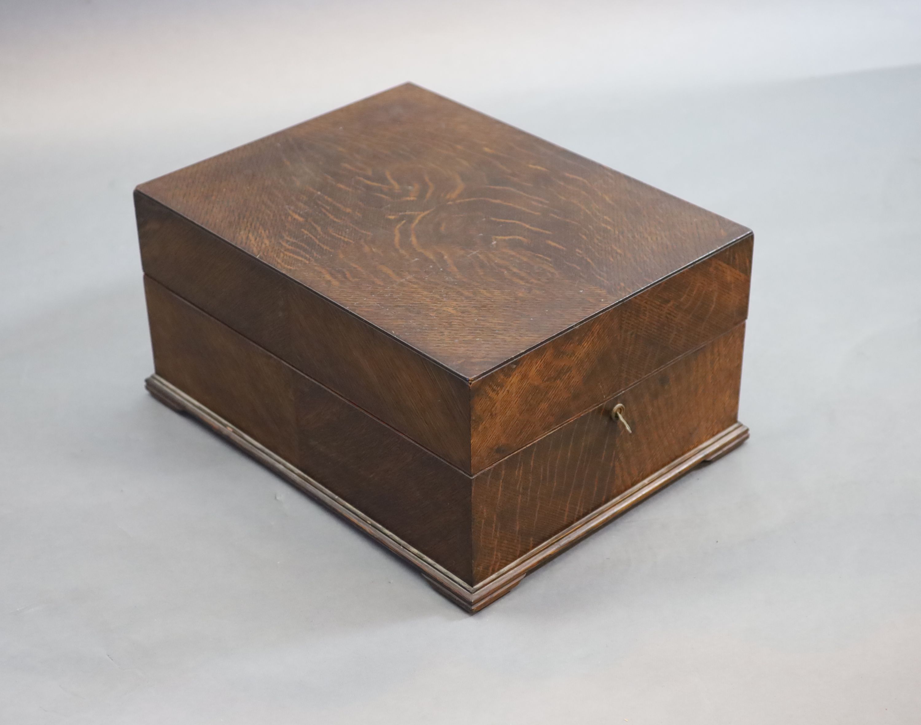 A HMV Lumiere model oak cased 460 gramophone, c1925, closed measurements 42cm wide, 55cm deep, 27cm high.